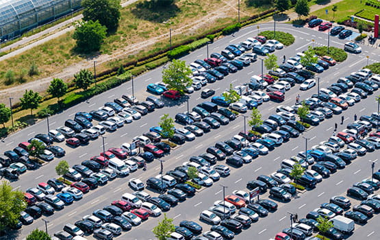 Des voitures sur un parking